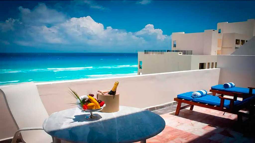 Disfrute de este Oasis en el Caribe Mexicano, íntimo, aislado, exclusivo con servicios de primera categoría, con  Jacuzzi en la terraza