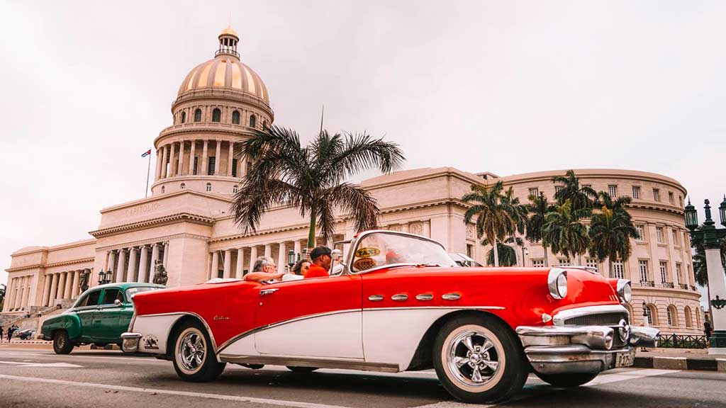 paseo-en-autos-antiguos-americanos-por-la-habana-vieja