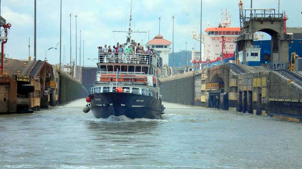 Experiencia de tránsito completo por el Canal de Panamá, observando su operación y pasando por sus esclusas